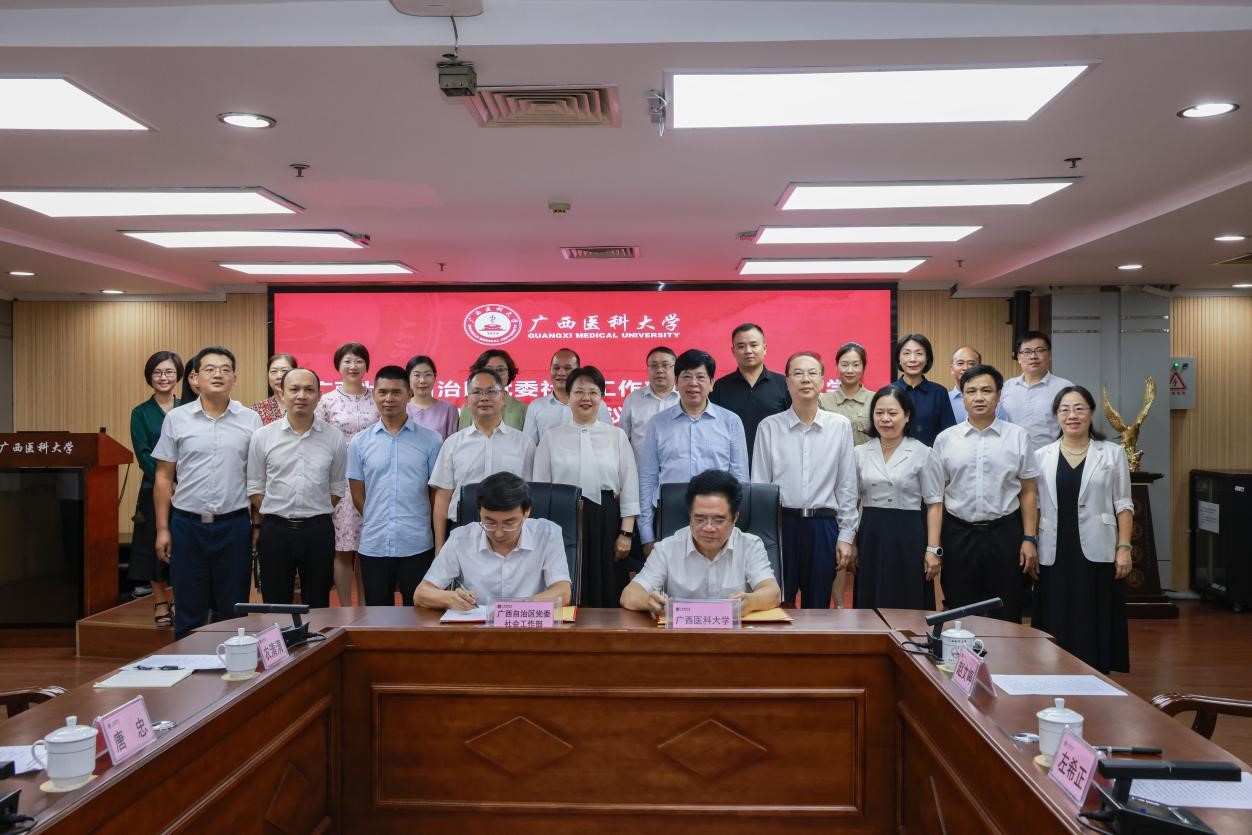 图2 郑胜景副部长与曾志羽校长代表双方签字.jpg